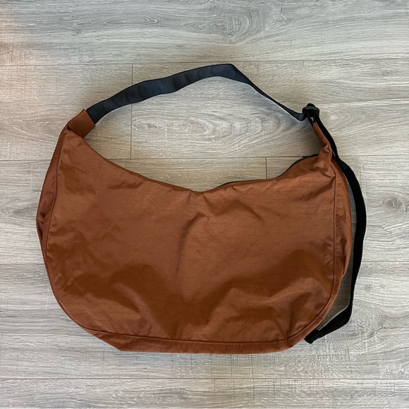 NWT Baggu Large Nylon Crescent Bag Brown - Picture 2 of 4